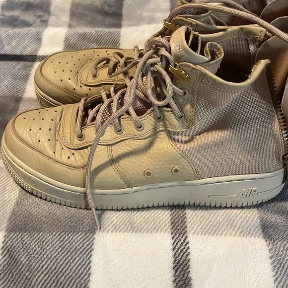 Boys Nike Air SF AF1 Nude/Tan Sneaker size 7 - Picture 3 of 8